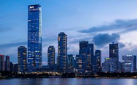 深圳鹏瑞莱佛士酒店，入住尊享免费迷你吧及欢乐时光